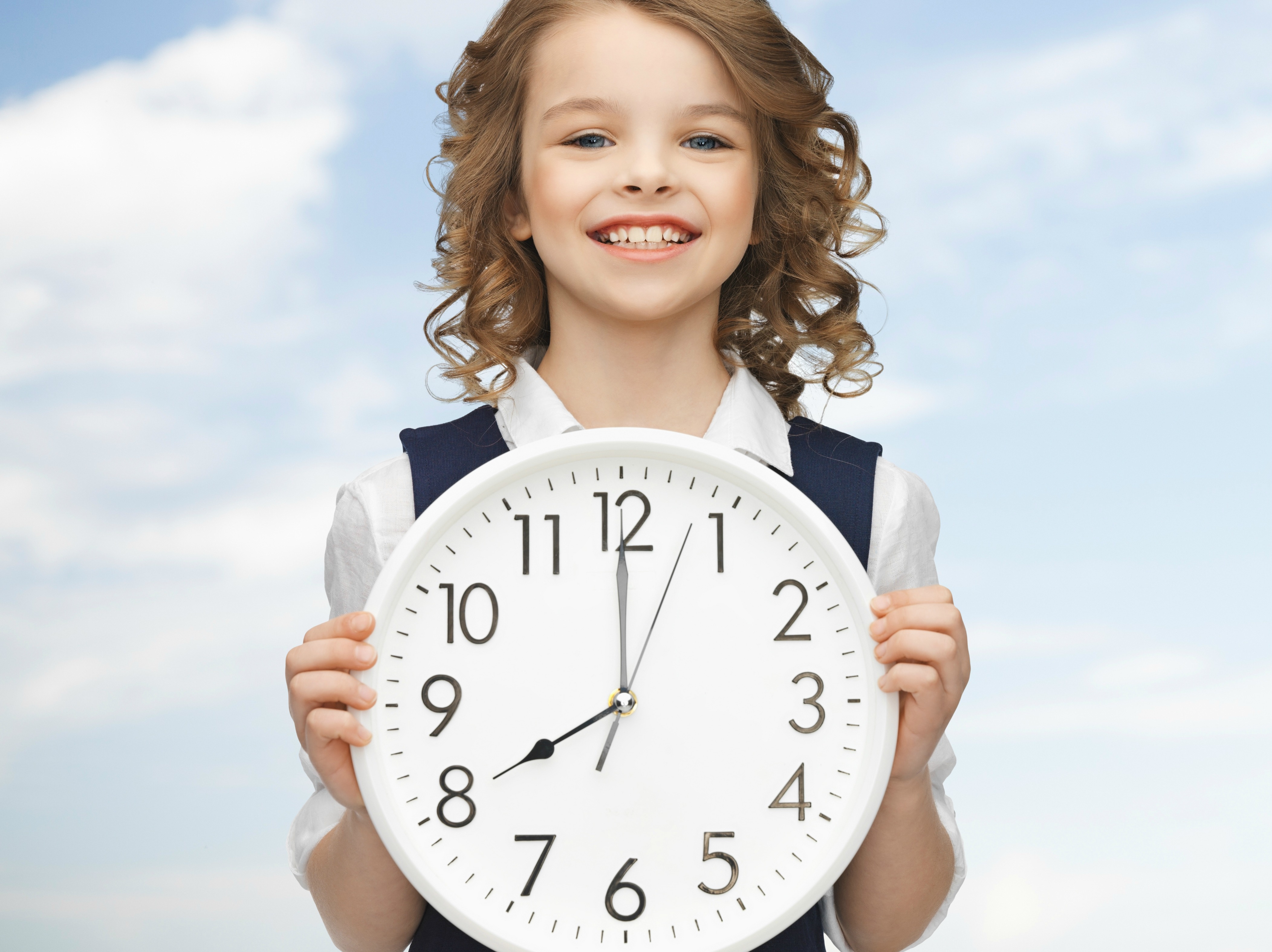 Подросток на час. Ребенок с часами. Тайм менеджмент для детей. Часы для детей. Ученик с часами.